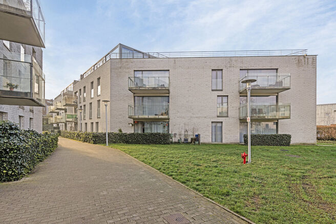 Dit uitstekend gelegen hoekappartement met twee slaapkamers, twee badkamers en twee zuidgerichte terrassen is gelegen in een groene en rustige omgeving, achteraan in een goed beheerde residentie en op afstand van de straat. Dankzij de hoekligging geniet h