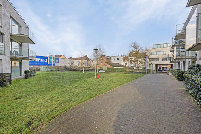 Dit uitstekend gelegen hoekappartement met twee slaapkamers, twee badkamers en twee zuidgerichte terrassen is gelegen in een groene en rustige omgeving, achteraan in een goed beheerde residentie en op afstand van de straat. Dankzij de hoekligging geniet h