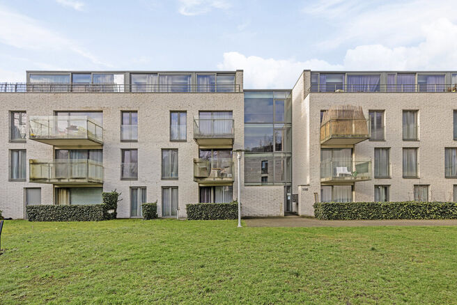 Dit uitstekend gelegen hoekappartement met twee slaapkamers, twee badkamers en twee zuidgerichte terrassen is gelegen in een groene en rustige omgeving, achteraan in een goed beheerde residentie en op afstand van de straat. Dankzij de hoekligging geniet h