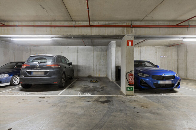 Dit uitstekend gelegen hoekappartement met twee slaapkamers, twee badkamers en twee zuidgerichte terrassen is gelegen in een groene en rustige omgeving, achteraan in een goed beheerde residentie en op afstand van de straat. Dankzij de hoekligging geniet h