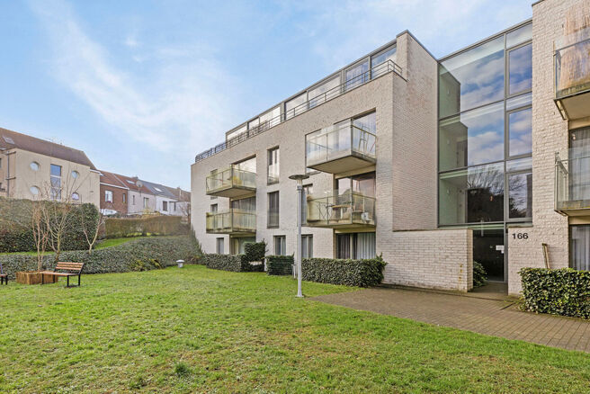 Dit uitstekend gelegen hoekappartement met twee slaapkamers, twee badkamers en twee zuidgerichte terrassen is gelegen in een groene en rustige omgeving, achteraan in een goed beheerde residentie en op afstand van de straat. Dankzij de hoekligging geniet h