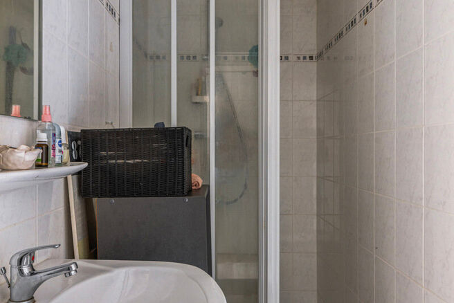 Dit uitstekend gelegen hoekappartement met twee slaapkamers, twee badkamers en twee zuidgerichte terrassen is gelegen in een groene en rustige omgeving, achteraan in een goed beheerde residentie en op afstand van de straat. Dankzij de hoekligging geniet h