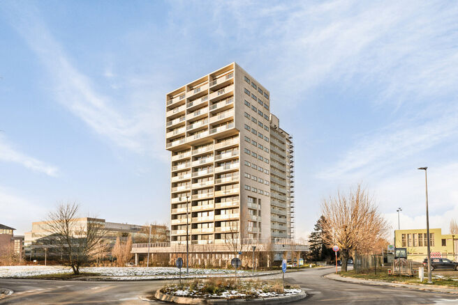Dit prachtige, instapklare hoekappartement combineert een uitzonderlijke ligging met een optimaal wooncomfort. Gelegen aan de rand van het Park Drie Fonteinen in Vilvoorde, geniet u hier van een groene en rustige omgeving, terwijl u toch vlot toegang heef
