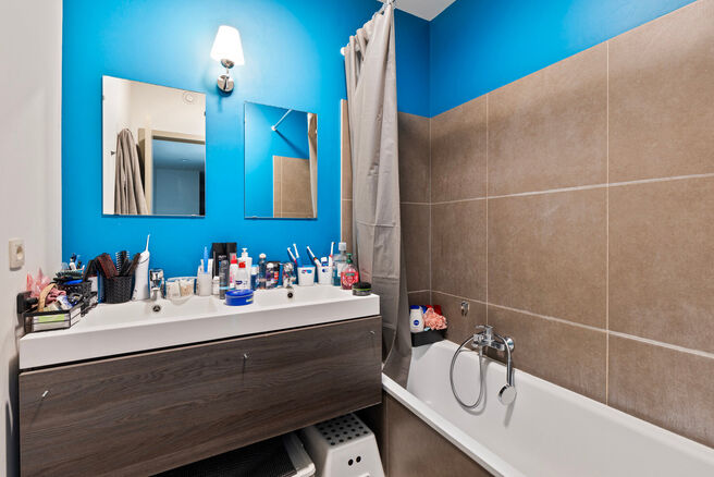 Dit prachtige, instapklare hoekappartement combineert een uitzonderlijke ligging met een optimaal wooncomfort. Gelegen aan de rand van het Park Drie Fonteinen in Vilvoorde, geniet u hier van een groene en rustige omgeving, terwijl u toch vlot toegang heef