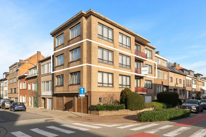 Dit lichtrijke hoekappartement met 3 slaapkamers en 2 badkamers, garage en kelder is gelegen in een kleinschalige mede-eigendom met slechts 4 appartementen.
Dankzij de uitstekende ligging geniet men van een vlotte bereikbaarheid naar Brussel en de Brussel