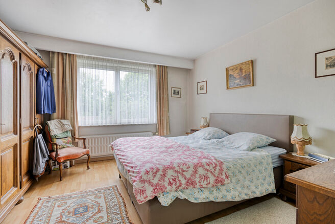 Dit twee slaapkamer appartement met garage en tuin is gelegen op de eerste verdieping van een kleinschalige mede-eigendom (6 appartementen) in het centrum van Zaventem.

INDELING
Bij het betreden van het appartement komt men binnen in de inkomhal, die toe