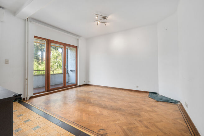 Tweegezinswoning bestaande uit een appartement en een duplex appartement, met garage, tuin en terrassen.
Het gebouw heeft in totaal 8 slaapkamers en 3 badkamers.

INDELING:
Op de eerste verdieping bevindt zich een appartement met &eacute;&eacute;n slaapkamer en een t