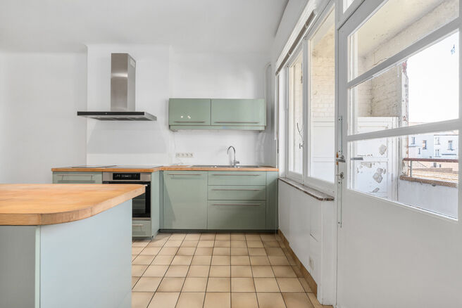 Tweegezinswoning bestaande uit een appartement en een duplex appartement, met garage, tuin en terrassen.
Het gebouw heeft in totaal 8 slaapkamers en 3 badkamers.

INDELING:
Op de eerste verdieping bevindt zich een appartement met &eacute;&eacute;n slaapkamer en een t