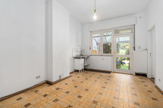 Tweegezinswoning bestaande uit een appartement en een duplex appartement, met garage, tuin en terrassen.
Het gebouw heeft in totaal 8 slaapkamers en 3 badkamers.

INDELING:
Op de eerste verdieping bevindt zich een appartement met &eacute;&eacute;n slaapkamer en een t