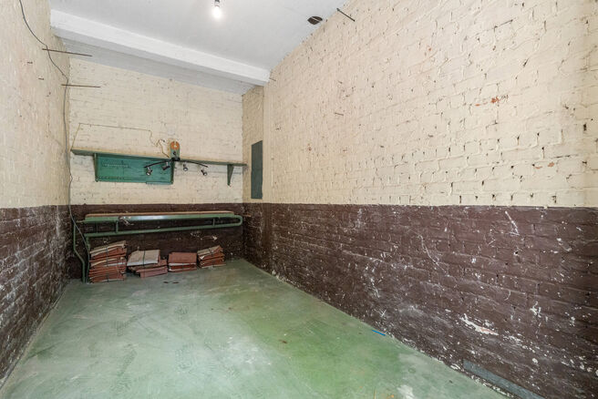 Tweegezinswoning bestaande uit een appartement en een duplex appartement, met garage, tuin en terrassen.
Het gebouw heeft in totaal 8 slaapkamers en 3 badkamers.

INDELING:
Op de eerste verdieping bevindt zich een appartement met &eacute;&eacute;n slaapkamer en een t