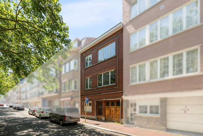 Tweegezinswoning bestaande uit een appartement en een duplex appartement, met garage, tuin en terrassen.
Het gebouw heeft in totaal 8 slaapkamers en 3 badkamers.

INDELING:
Op de eerste verdieping bevindt zich een appartement met &eacute;&eacute;n slaapkamer en een t