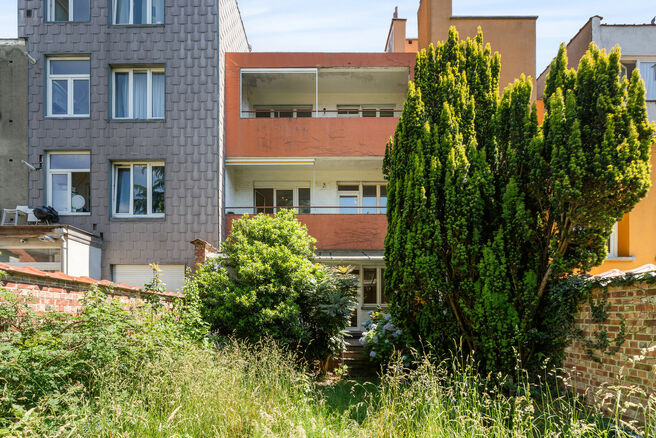 Tweegezinswoning bestaande uit een appartement en een duplex appartement, met garage, tuin en terrassen.
Het gebouw heeft in totaal 8 slaapkamers en 3 badkamers.

INDELING:
Op de eerste verdieping bevindt zich een appartement met &eacute;&eacute;n slaapkamer en een t