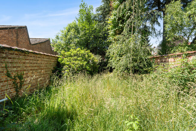 Tweegezinswoning bestaande uit een appartement en een duplex appartement, met garage, tuin en terrassen.
Het gebouw heeft in totaal 8 slaapkamers en 3 badkamers.

INDELING:
Op de eerste verdieping bevindt zich een appartement met &eacute;&eacute;n slaapkamer en een t