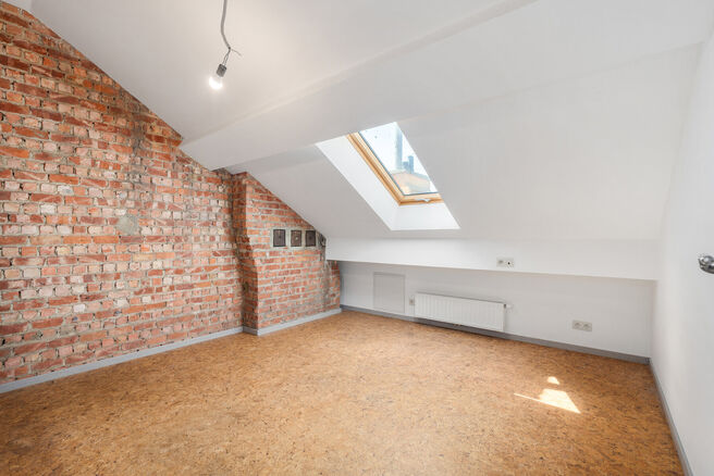 Tweegezinswoning bestaande uit een appartement en een duplex appartement, met garage, tuin en terrassen.
Het gebouw heeft in totaal 8 slaapkamers en 3 badkamers.

INDELING:
Op de eerste verdieping bevindt zich een appartement met &eacute;&eacute;n slaapkamer en een t