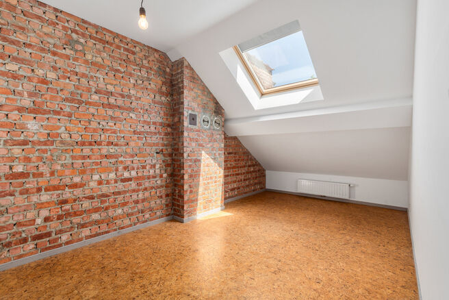 Tweegezinswoning bestaande uit een appartement en een duplex appartement, met garage, tuin en terrassen.
Het gebouw heeft in totaal 8 slaapkamers en 3 badkamers.

INDELING:
Op de eerste verdieping bevindt zich een appartement met &eacute;&eacute;n slaapkamer en een t