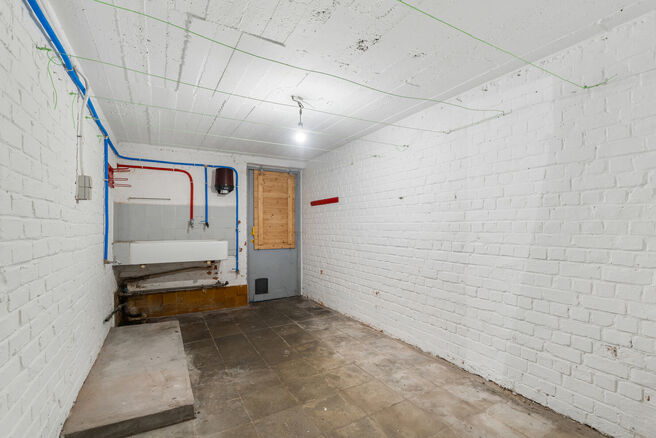 Tweegezinswoning bestaande uit een appartement en een duplex appartement, met garage, tuin en terrassen.
Het gebouw heeft in totaal 8 slaapkamers en 3 badkamers.

INDELING:
Op de eerste verdieping bevindt zich een appartement met &eacute;&eacute;n slaapkamer en een t