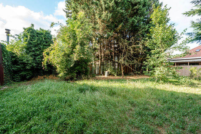 Mooi breed perceel van 5a 51ca voor bebouwen met een meergezinswoning bestaande uit maximum twee bouwlagen onder de kroonlijst, met hellend dak. Extra documenten op aanvraag.