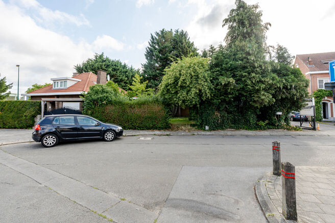 Mooi breed perceel van 5a 51ca voor bebouwen met een meergezinswoning bestaande uit maximum twee bouwlagen onder de kroonlijst, met hellend dak. Extra documenten op aanvraag.