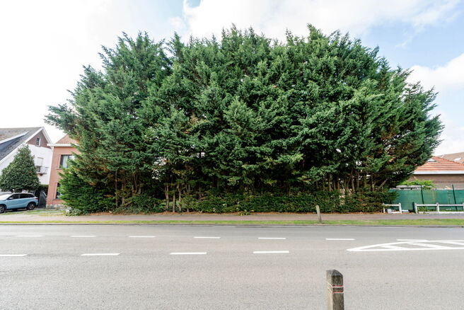 Mooi breed perceel van 5a 51ca voor bebouwen met een meergezinswoning bestaande uit maximum twee bouwlagen onder de kroonlijst, met hellend dak. Extra documenten op aanvraag.