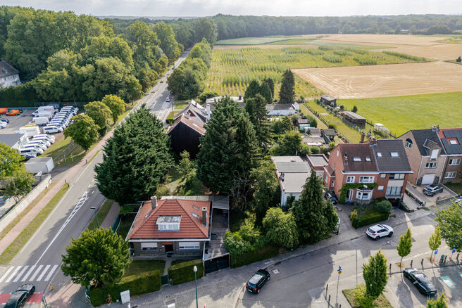 Landelijk gelegen bouwgrond (2a 21ca = 221m&sup2;) voor halfopen bebouwing (eengezinswoning).
In de fotoreeks vindt u een simulatie met mogelijke bouwbreedte en bouwdiepte.

LIGGING:
▪️ Winkels en voorzieningen eenvoudig bereikbaar - Aldi (710m), Carrefou