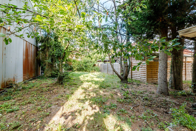 Landelijk gelegen bouwgrond (2a 21ca = 221m&sup2;) voor halfopen bebouwing (eengezinswoning).
In de fotoreeks vindt u een simulatie met mogelijke bouwbreedte en bouwdiepte.

LIGGING:
▪️ Winkels en voorzieningen eenvoudig bereikbaar - Aldi (710m), Carrefou