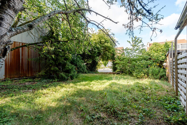 Landelijk gelegen bouwgrond (2a 21ca = 221m&sup2;) voor halfopen bebouwing (eengezinswoning).
In de fotoreeks vindt u een simulatie met mogelijke bouwbreedte en bouwdiepte.

LIGGING:
▪️ Winkels en voorzieningen eenvoudig bereikbaar - Aldi (710m), Carrefou