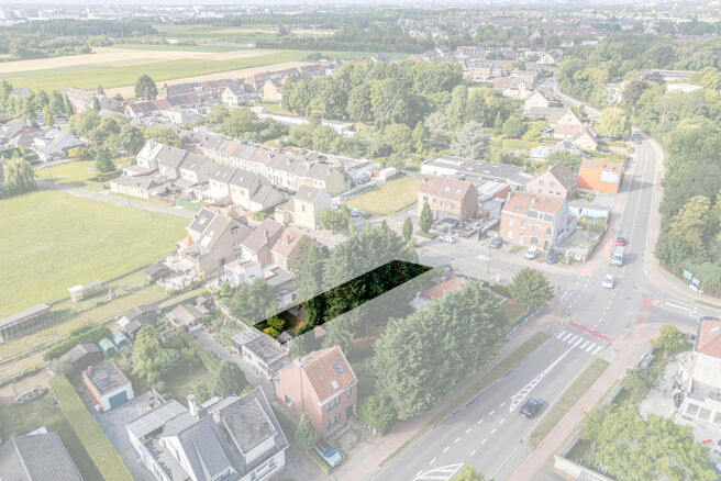 Landelijk gelegen bouwgrond (2a 21ca = 221m&sup2;) voor halfopen bebouwing (eengezinswoning).
In de fotoreeks vindt u een simulatie met mogelijke bouwbreedte en bouwdiepte.

LIGGING:
▪️ Winkels en voorzieningen eenvoudig bereikbaar - Aldi (710m), Carrefou