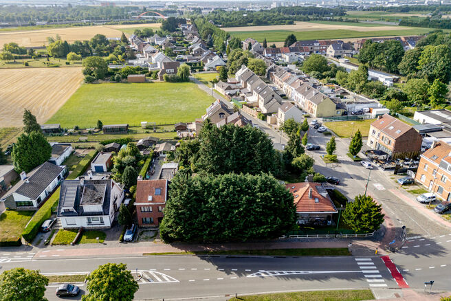 Beautiful wide plot of 5 ares 51 centiares intended for the construction of a multi-family building, comprising a maximum of two floors below the eaves, with a pitched roof.