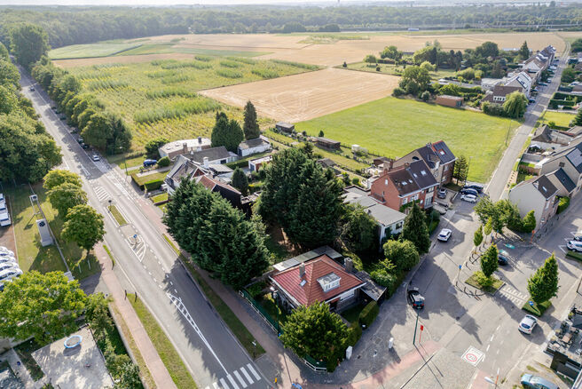 Beautiful wide plot of 5 ares 51 centiares intended for the construction of a multi-family building, comprising a maximum of two floors below the eaves, with a pitched roof.