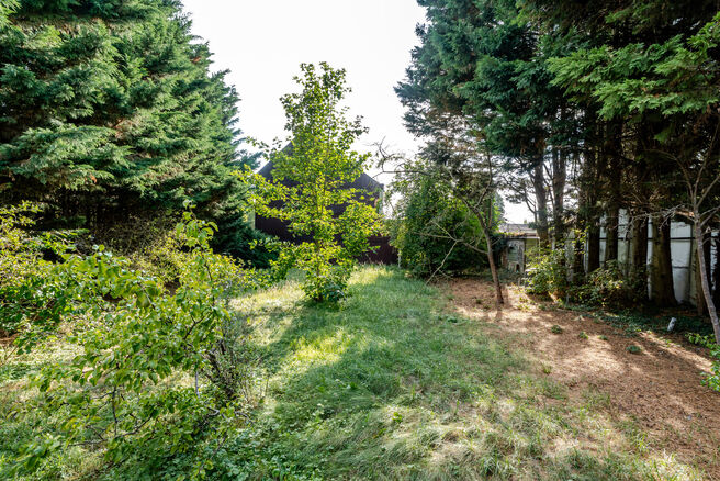 Beautiful wide plot of 5 ares 51 centiares intended for the construction of a multi-family building, comprising a maximum of two floors below the eaves, with a pitched roof.