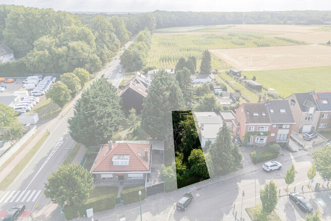 Rural building plot (2a 21ca = 221 m&sup2;) suitable for a semi-detached single-family home.
A visual simulation showing the possible building width and depth is included in the photo gallery.

LOCATION:
▪️ Shops and amenities within easy reach &ndash; Aldi (
