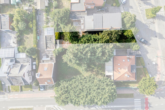 Rural building plot (2a 21ca = 221 m&sup2;) suitable for a semi-detached single-family home.
A visual simulation showing the possible building width and depth is included in the photo gallery.

LOCATION:
▪️ Shops and amenities within easy reach &ndash; Aldi (