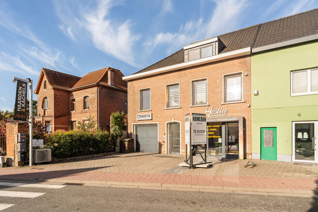 Ce rez-de-chaussée commercial, situé le long d’un axe à fort passage, combine un espace commercial, un entrepôt, un garage et des espaces extérieurs.
Avec une superficie d’environ 148 m², une vitrine offrant une belle visibilité et un jardin,
