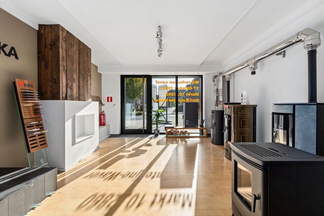 Ce rez-de-chaussée commercial, situé le long d’un axe à fort passage, combine un espace commercial, un entrepôt, un garage et des espaces extérieurs.
Avec une superficie d’environ 148 m², une vitrine offrant une belle visibilité et un jardin,