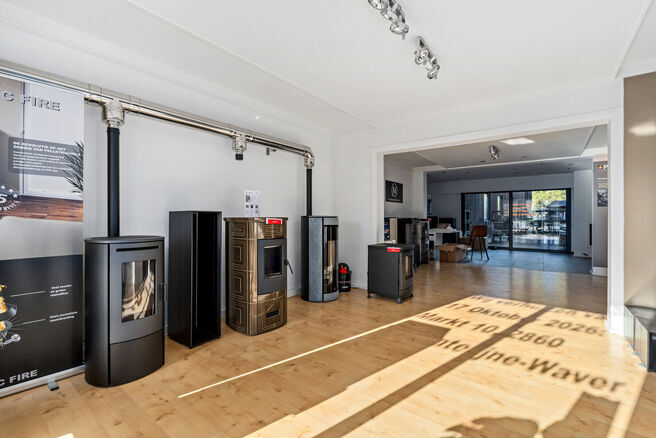 Ce rez-de-chaussée commercial, situé le long d’un axe à fort passage, combine un espace commercial, un entrepôt, un garage et des espaces extérieurs.
Avec une superficie d’environ 148 m², une vitrine offrant une belle visibilité et un jardin,