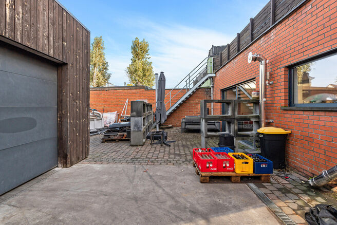 Ce rez-de-chaussée commercial, situé le long d’un axe à fort passage, combine un espace commercial, un entrepôt, un garage et des espaces extérieurs.
Avec une superficie d’environ 148 m², une vitrine offrant une belle visibilité et un jardin,