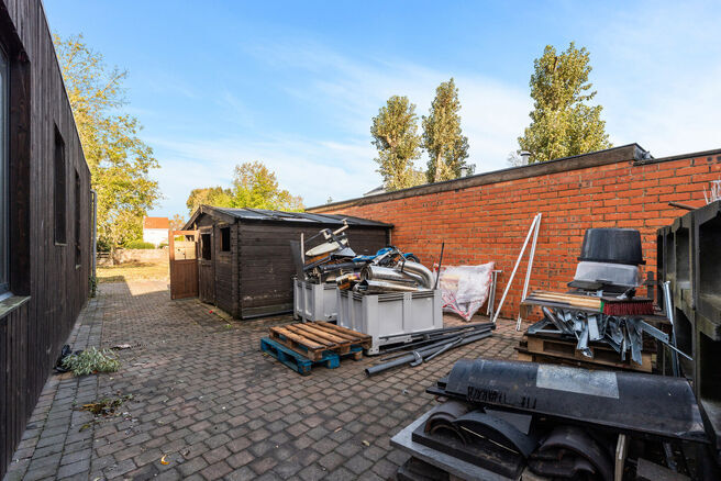 Ce rez-de-chaussée commercial, situé le long d’un axe à fort passage, combine un espace commercial, un entrepôt, un garage et des espaces extérieurs.
Avec une superficie d’environ 148 m², une vitrine offrant une belle visibilité et un jardin,