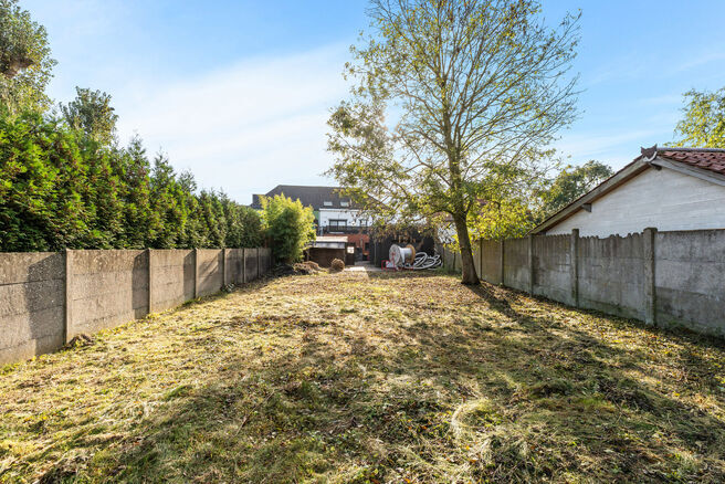 Ce rez-de-chaussée commercial, situé le long d’un axe à fort passage, combine un espace commercial, un entrepôt, un garage et des espaces extérieurs.
Avec une superficie d’environ 148 m², une vitrine offrant une belle visibilité et un jardin,