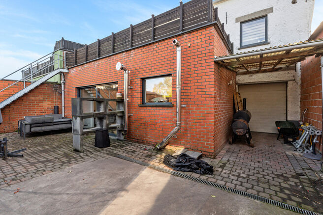 Ce rez-de-chaussée commercial, situé le long d’un axe à fort passage, combine un espace commercial, un entrepôt, un garage et des espaces extérieurs.
Avec une superficie d’environ 148 m², une vitrine offrant une belle visibilité et un jardin,