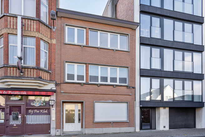 Dit duplexappartement op de tweede verdieping beschikt over 2 slaapkamers, 2 badkamers, 2 toiletten en een terras op het zuidwesten. Het is gelegen in een kleinschalige mede-eigendom met slechts drie appartementen.

Via de inkomhal komt u terecht in de ru