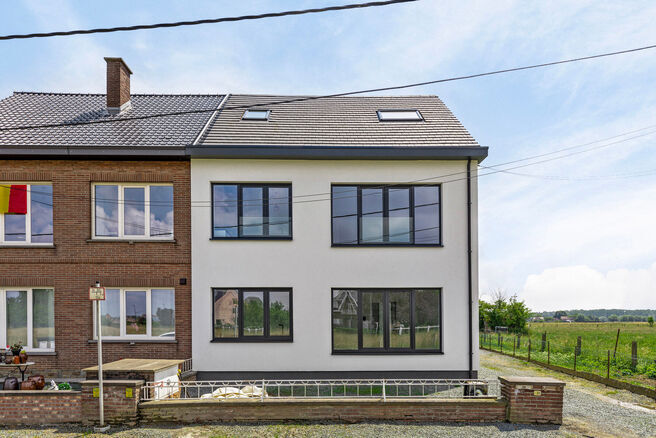 This beautifully renovated duplex apartment with 4 bedrooms and 2 bathrooms is located in a quiet and rural setting.
The apartment is part of a small-scale joint ownership with only two apartments.

It offers you comfort, style, and privacy with a private