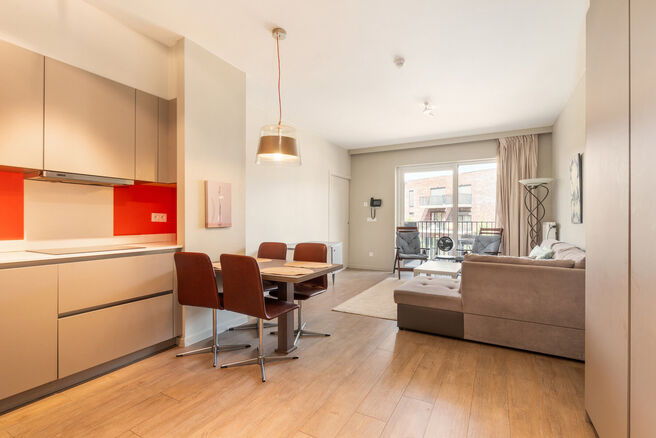 Beautiful furnished apartment with terrace, underground parking space and private cellar, ideally located close to public transport and a wide range of amenities.
LAYOUT:
Upon entering the apartment, you are welcomed into a pleasant open-plan living area