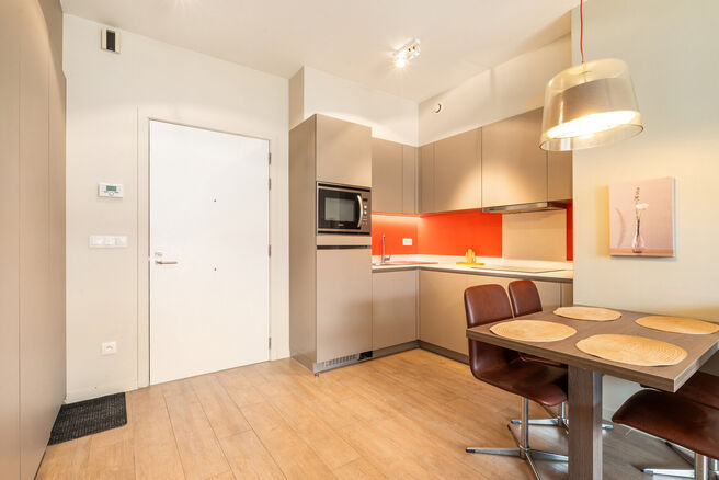 Beautiful furnished apartment with terrace, underground parking space and private cellar, ideally located close to public transport and a wide range of amenities.
LAYOUT:
Upon entering the apartment, you are welcomed into a pleasant open-plan living area
