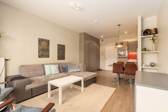 Beautiful furnished apartment with terrace, underground parking space and private cellar, ideally located close to public transport and a wide range of amenities.
LAYOUT:
Upon entering the apartment, you are welcomed into a pleasant open-plan living area