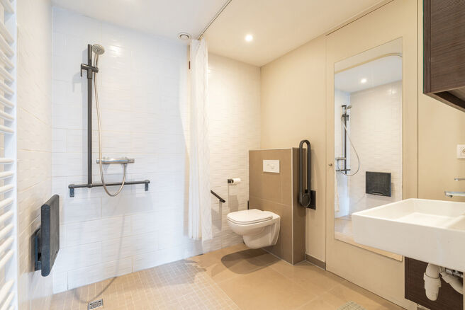 Beautiful furnished apartment with terrace, underground parking space and private cellar, ideally located close to public transport and a wide range of amenities.
LAYOUT:
Upon entering the apartment, you are welcomed into a pleasant open-plan living area
