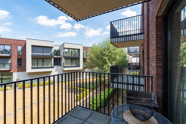 Beautiful furnished apartment with terrace, underground parking space and private cellar, ideally located close to public transport and a wide range of amenities.
LAYOUT:
Upon entering the apartment, you are welcomed into a pleasant open-plan living area