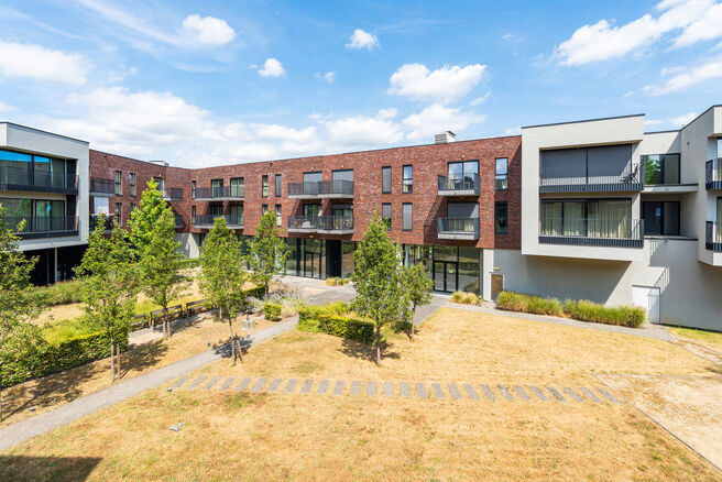 Beautiful furnished apartment with terrace, underground parking space and private cellar, ideally located close to public transport and a wide range of amenities.
LAYOUT:
Upon entering the apartment, you are welcomed into a pleasant open-plan living area