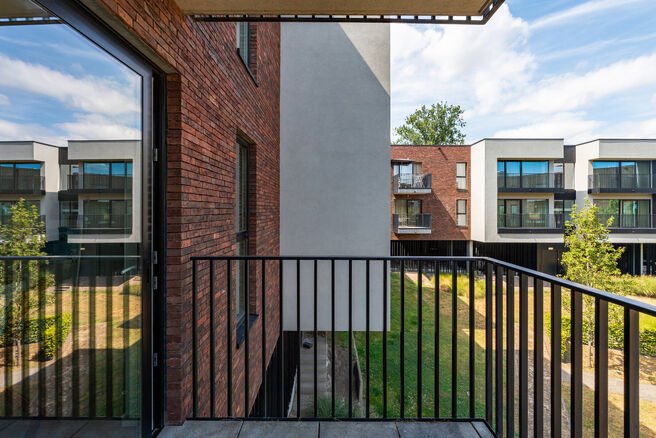 Beautiful furnished apartment with terrace, underground parking space and private cellar, ideally located close to public transport and a wide range of amenities.
LAYOUT:
Upon entering the apartment, you are welcomed into a pleasant open-plan living area