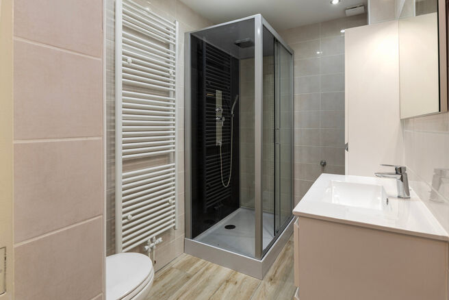 Discover this beautifully completely renovated 1-bedroom apartment, located in a quiet yet central location. Situated on the first floor, away from the hustle and bustle of the street, this apartment offers a perfect balance between serenity and accessibi