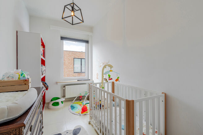 This contemporary, fully move-in-ready two-bedroom apartment is located in a small-scale co-ownership in Strombeek-Bever.
The apartment features a southeast-facing terrace and includes two practical private cellars for additional storage space.
With its m